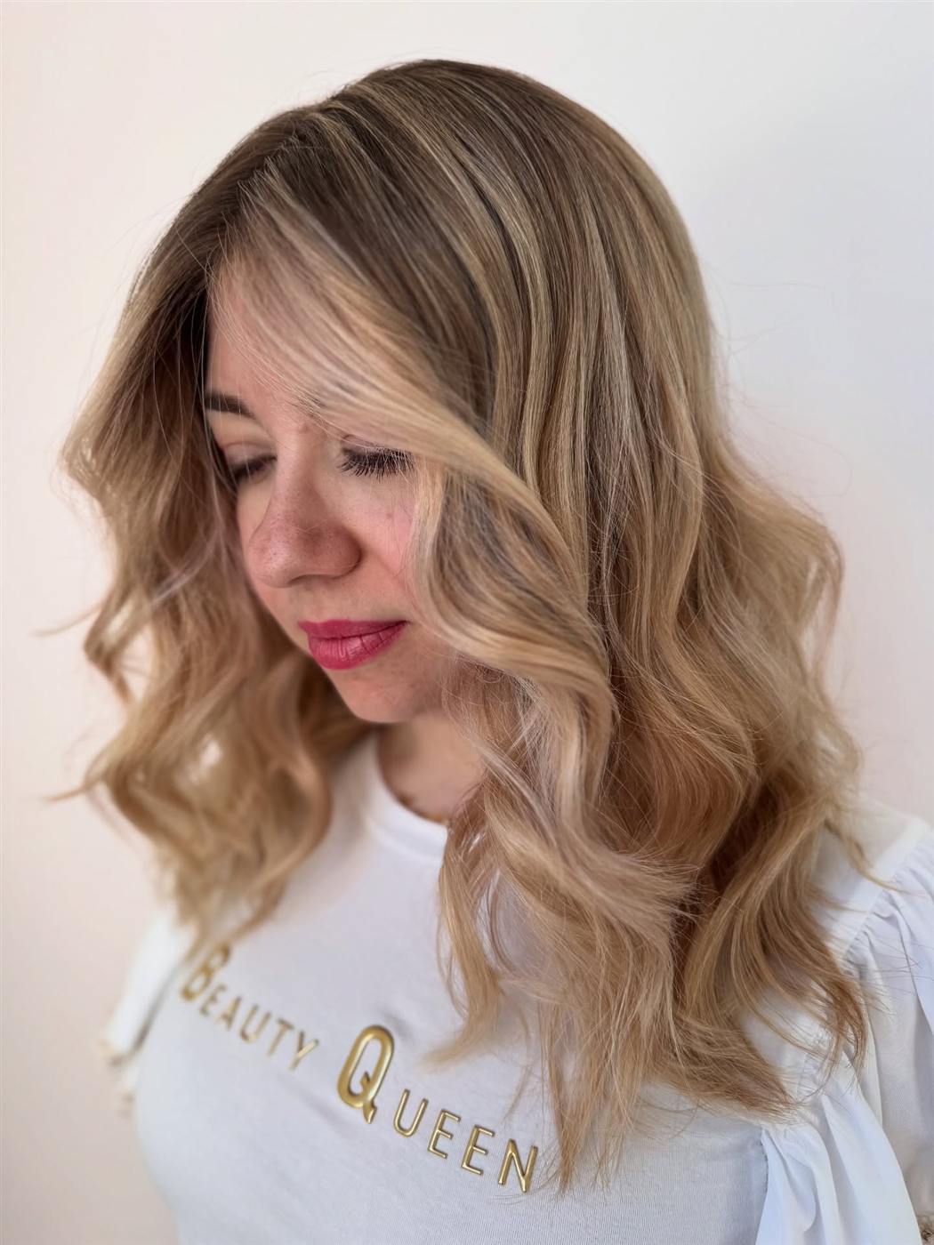 Balayage biondo dorato con onde morbide, ritratto di profilo
