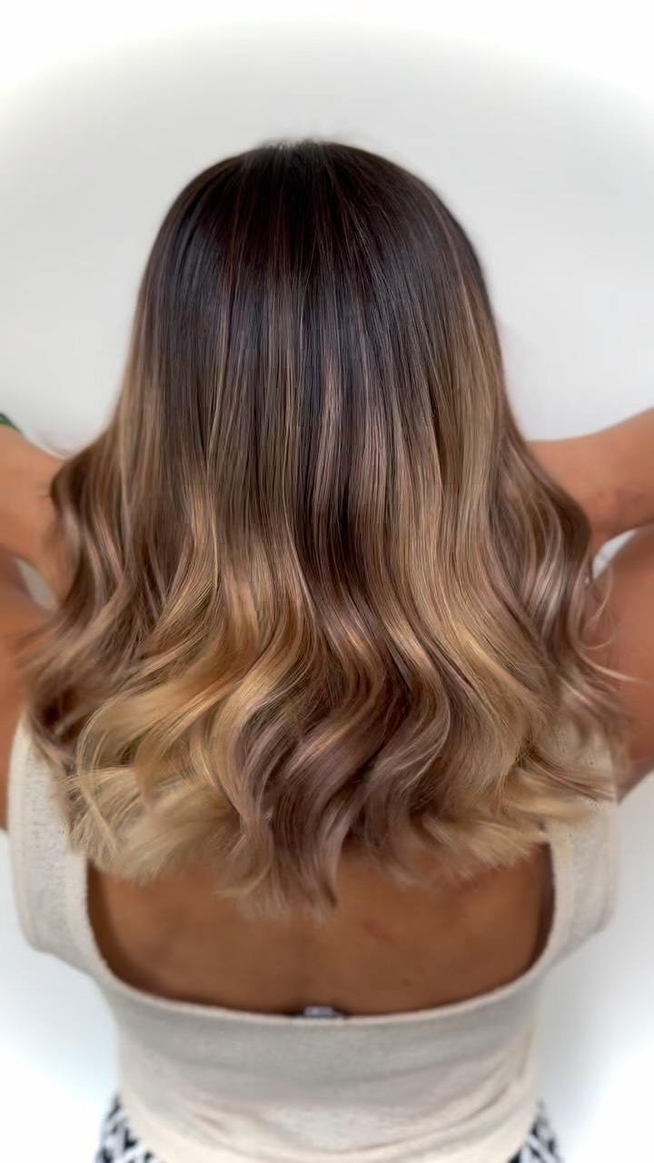 Balayage caramello su lunghezze mosse, vista da dietro