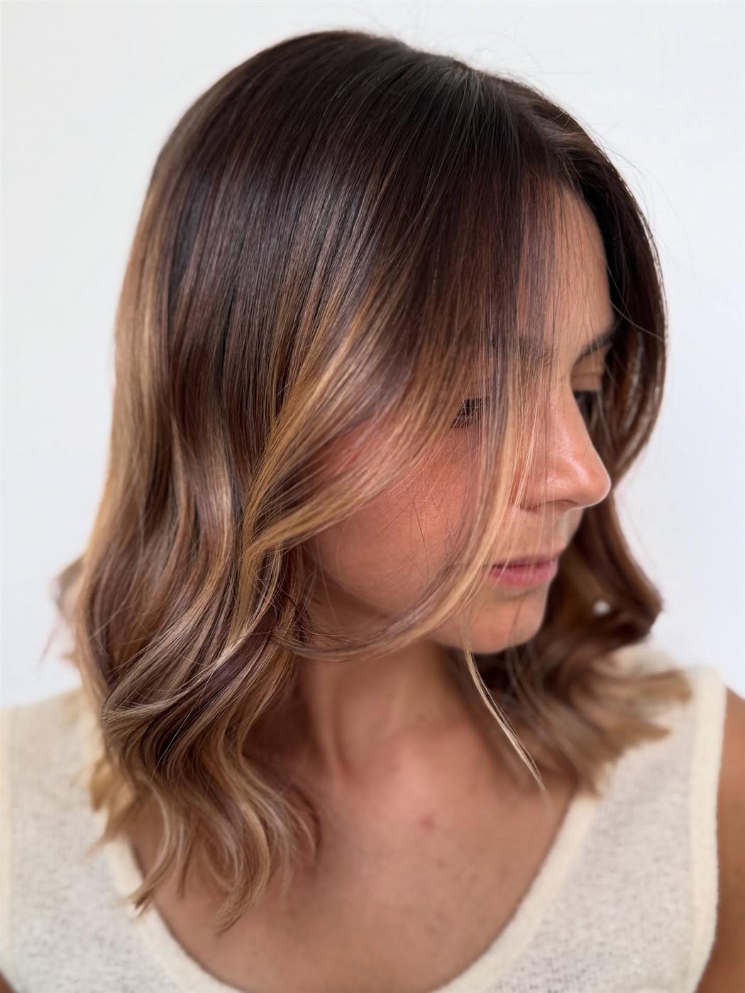 Lob con balayage caramello, ritratto di profilo