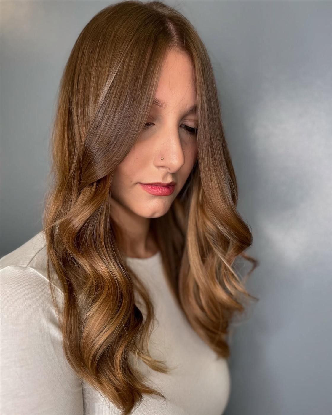 Castano chiaro con balayage miele, ritratto di profilo