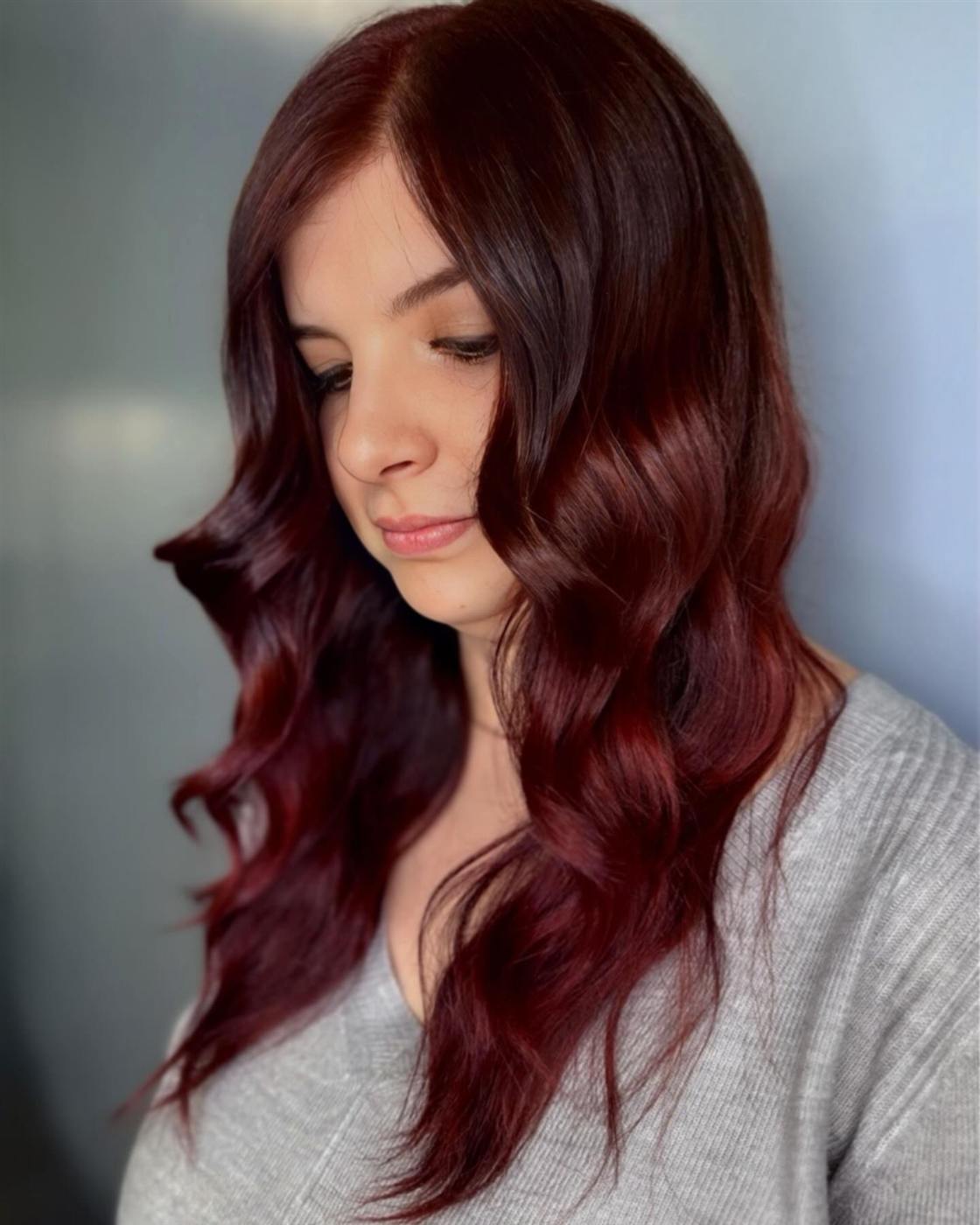 Mogano intenso con riflessi vinaccia su capelli lunghi