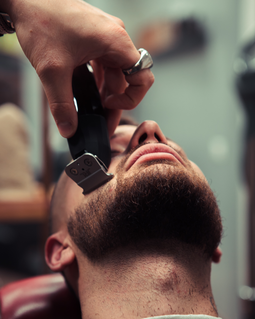 Interno del barbershop, poltrone e specchi
