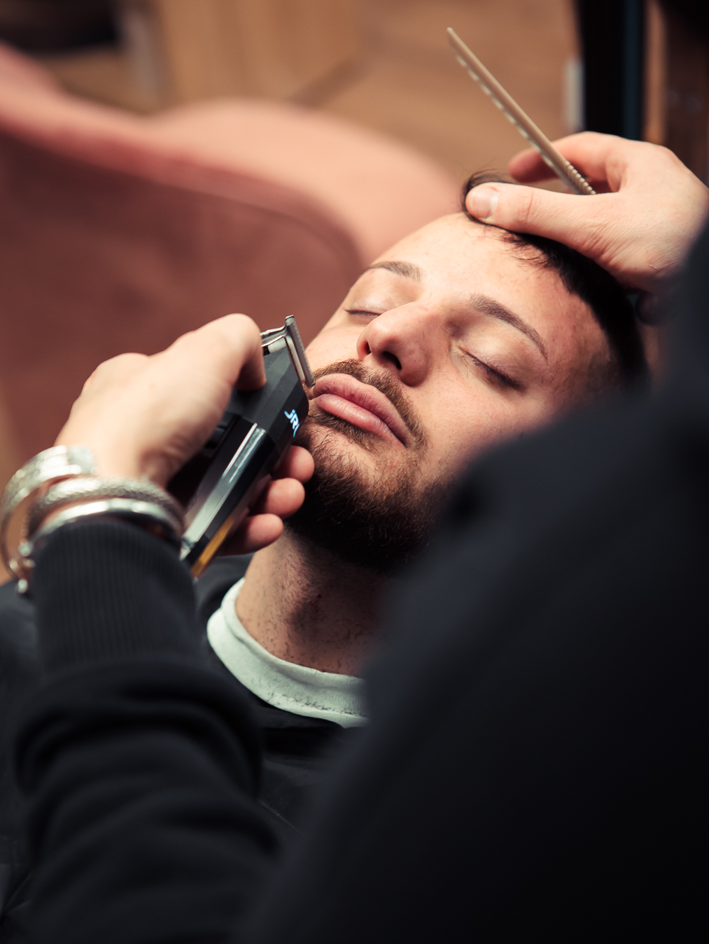 Rifinitura della barba a occhi chiusi nell'angolo barber di Spazio Zero